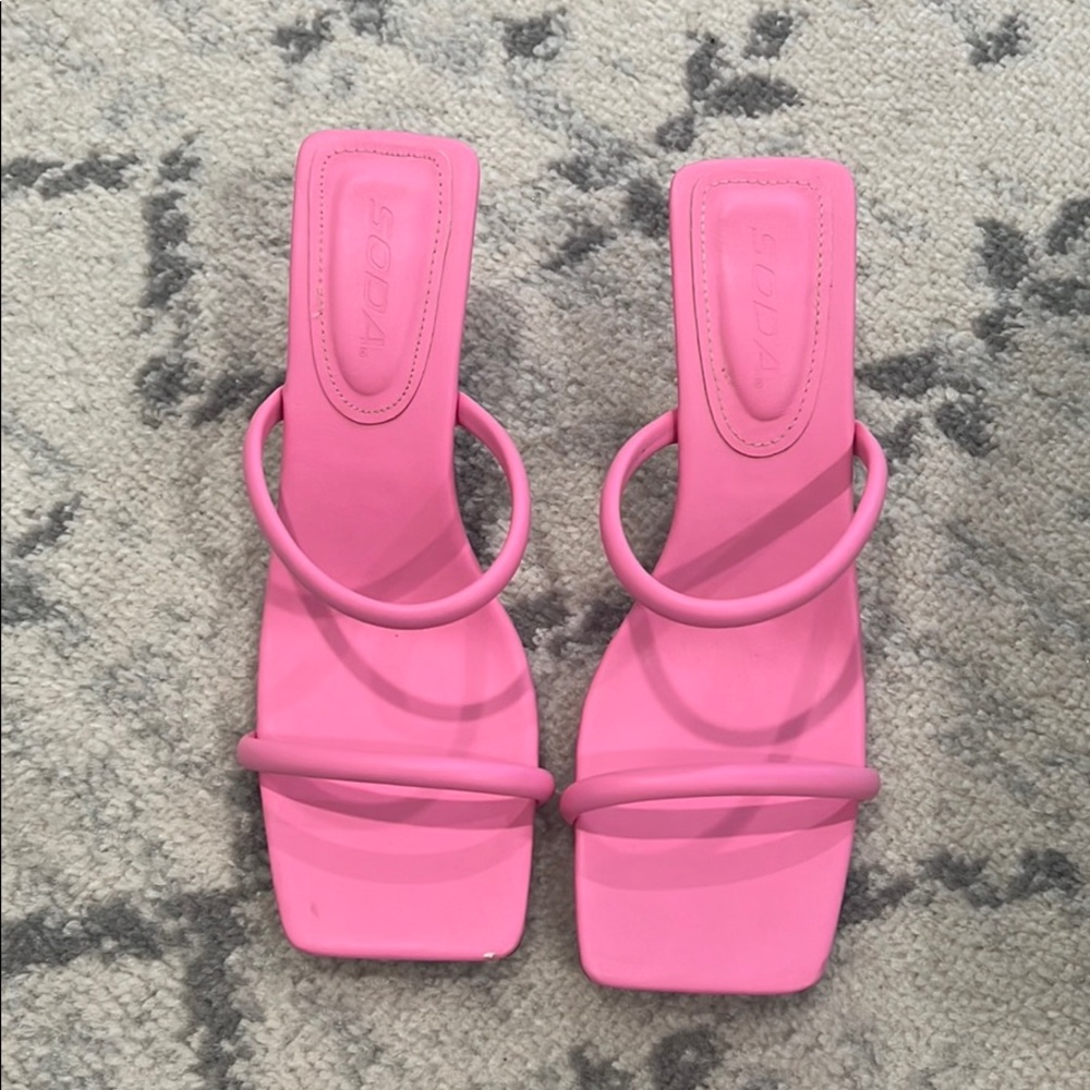 SUPER cute pink mini heels! 💗
